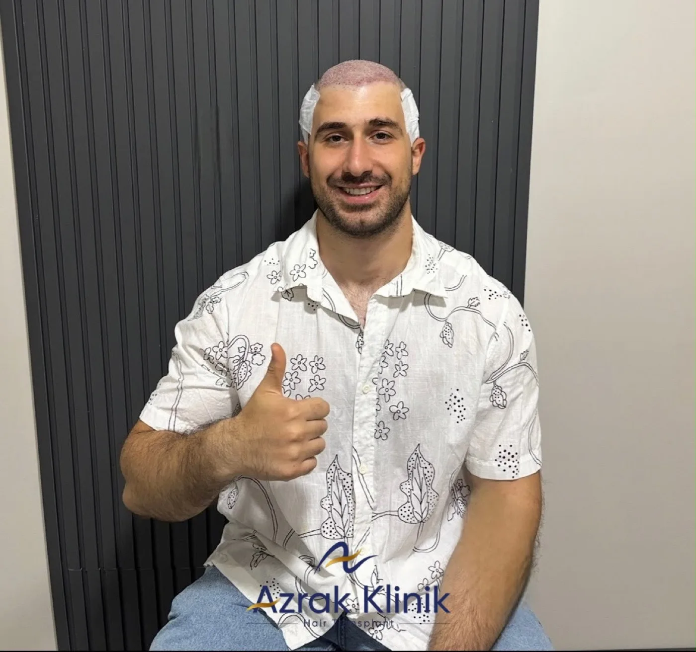 Operasyon günü sonunda Azrak Hair Clinic'te bir hasta